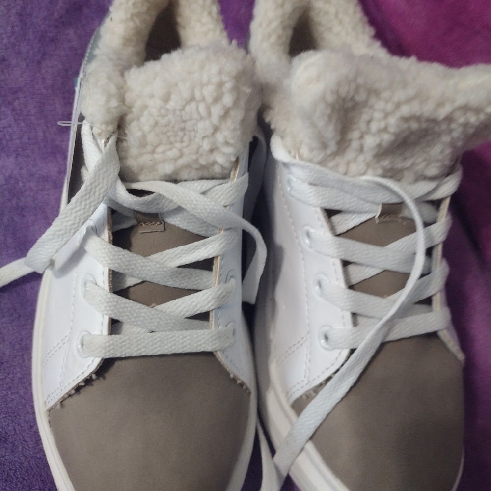 Arizona Jean Co. White and Tan Athletic Shoes Plush (Sherpa) Lined New Sz 9.5